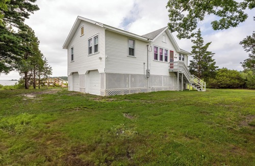 Weweantic House | 3-bedroom Waterfront house in delightful Wareham with AC for relaxing stays