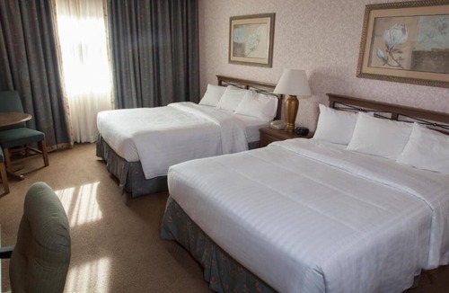 Raisin Hotel | 3 Chic Queen Units w/Onsite Dining & Gym! Free Shuttle Service!