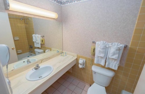 Raisin Hotel | 3 Chic Queen Units w/Onsite Dining & Gym! Free Shuttle Service!