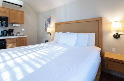 Napa Hotel | 3 Chic Studios | Kitchen | Pool | Free Parking | Napa Opera House – 1.2 miles