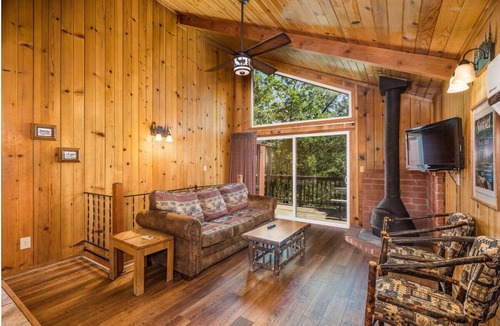 Bass Lake Hotel | 3 Forest Retreat with Balcony & Lake Activities Steps from Bass Lake