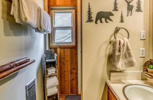 Sierra Cedars House | 3 Mi to Shaver Lake: Cozy 'Bears Hideaway' Cabin!