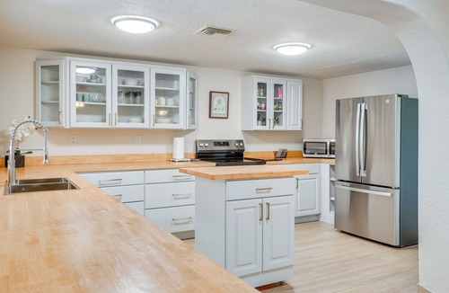 Campus Farm House | 3 Mi to University of Arizona Campus! Group Escape