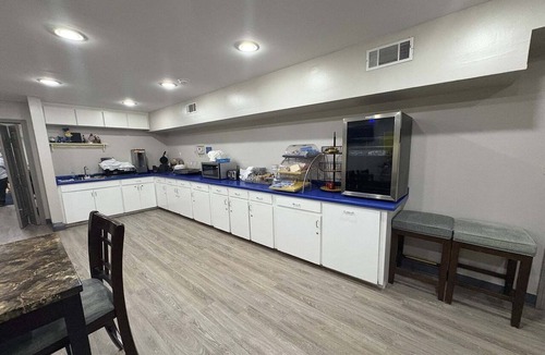 Hampton Apartment | 3 Queen Beds Smoking