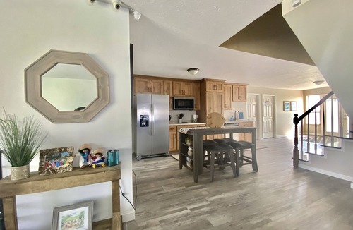 Emery County House | 3 queen beds with Jacuzzi tub and private bath, TV and walk-in closet & Mt. View