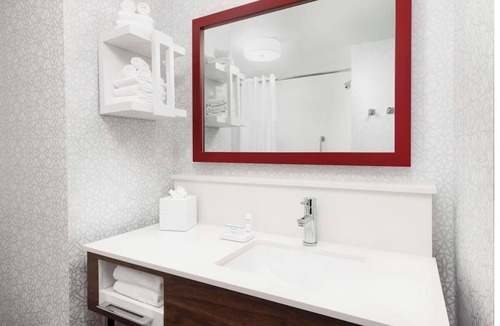 Oakhurst Hotel | 3 Units | Yosemite Relaxation Spot: Breakfast, Pool & Hot Tub for Your Stay