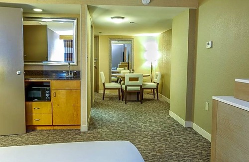 Northeast Virginia Beach Hotel | 3-Star Hotel ∙ DoubleTree by Hilton Virginia Beach