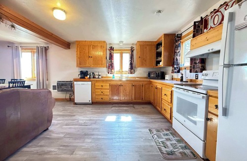 Last Chance Cabin | 31 MI YNP | Fire Pit | Sleeps 10|WorldclassFishing