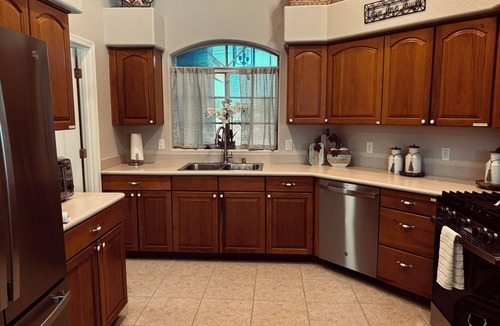 Kingman House | 3BR family retreat for adventure: golf, hiking, historic Route 66 & Grand Canyon