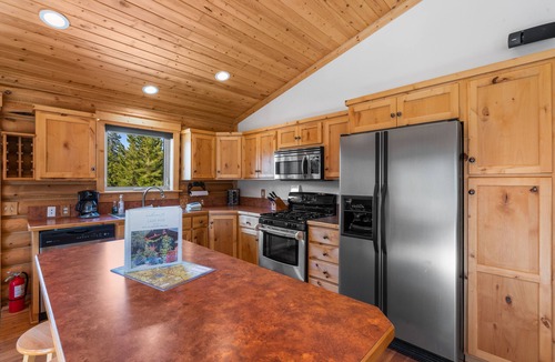 Lazy Acres Cabin | 3BR just 7 minutes from Yellowstone, perfect for 6 guests. Experience comfort at Lazy Fox