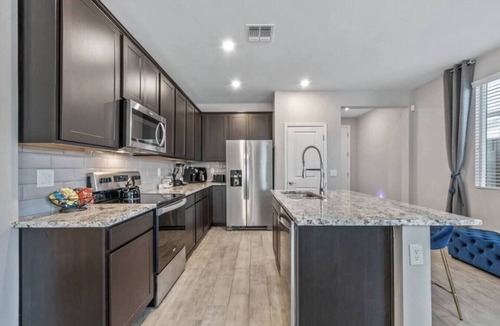 Surprise House | 3BR w/King Bed | Sleeps 8 in Surprise