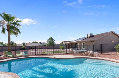 Glendale House | 3BR with Pool and Putting Green - 5 min away from Westgate/AZ Cardinals! Stadium