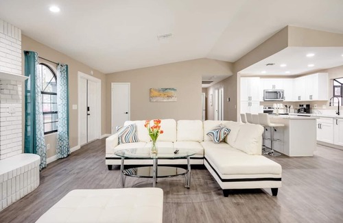 Paradise Villa | 3min to Airport - Spacious Modern House Near Strip