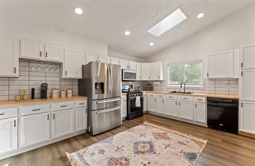 Georgetown House | 3min to UND | Firepit, Pingpong & Game Nights