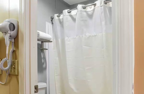 Ridgeland Hotel | 4 Affordable King Rooms for Value-Minded Travelers w/Free Parking