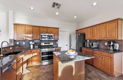 San Tan Valley House | 4 bdrm, resort style backyard private pool/hot tub heat included, putting green