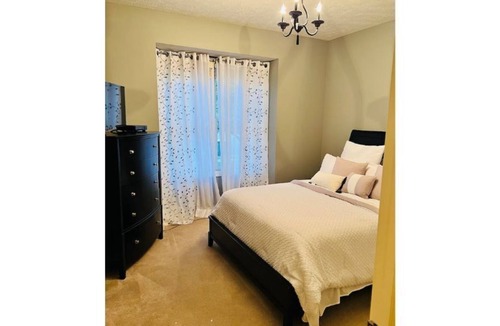 Westfield House | 4 bedroom 3 bathroom executive home with two kitchens