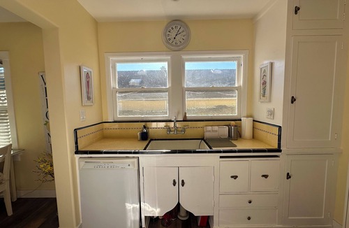 Oak Park House | 4-bedroom house in mid-town Santa Barbara with fitness equipment, AC