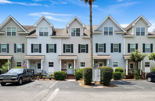 North Charleston Apartment | 4 Bedroom Lakefront Home with Patio!