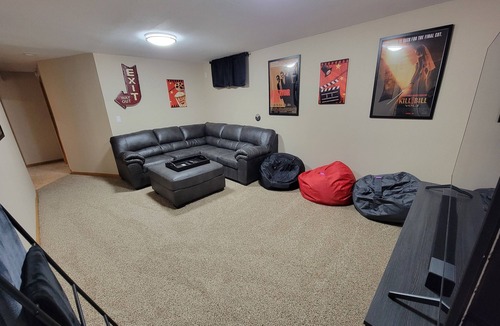 Ames House | 4 bedrooms. 2 miles to ISU. Quiet Cul-de-sac.