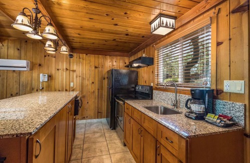 Bass Lake Hotel | 4 Spacious Chalet Near Hiking Trails & Water Sports on Beautiful Bass Lake