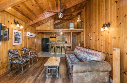 Bass Lake Hotel | 4 Spacious Chalet Near Hiking Trails & Water Sports on Beautiful Bass Lake