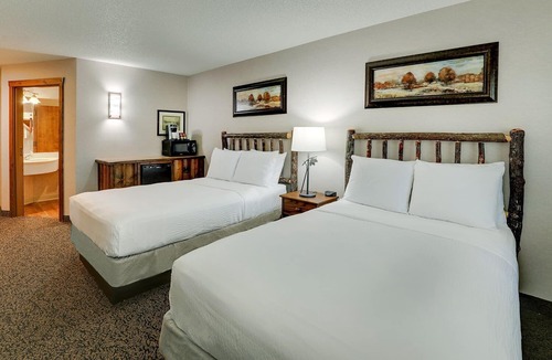Johnston Hotel | 4 Units | Relaxing Rustic Stay w/Pool+Gym Onsite | 7 mi to Drake University