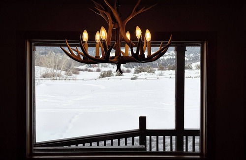 Ashton Cabin | 40 min from YNP! 18 Beds! New Bedding! Lots of parking! Sleeps 30+