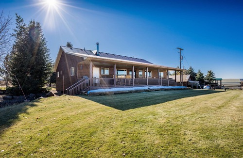 Ashton Cabin | 40 min from YNP! 18 Beds! New Bedding! Lots of parking! Sleeps 30+