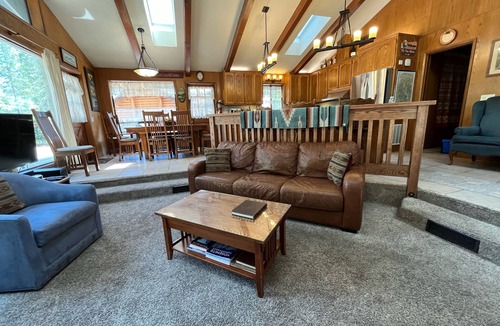 North Wawona Cabin | (48R) The Tree House II at The Redwoods In Yosemite
