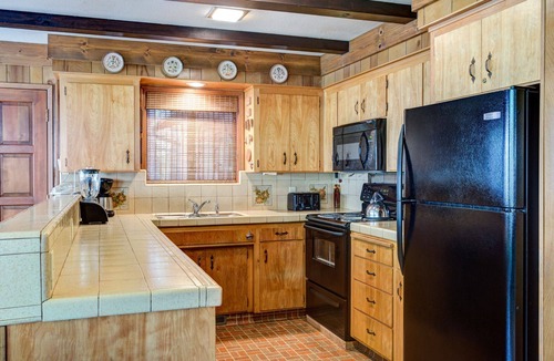 North Wawona Cabin | (4B) Mountain Memory at The Redwoods In Yosemite