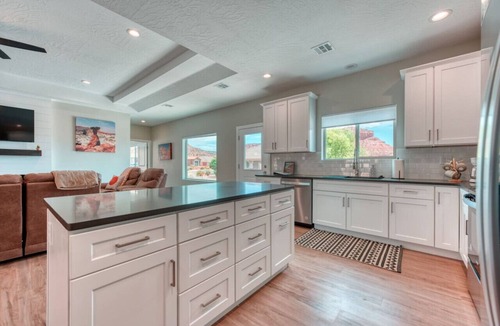 Kanab House | 4BR (3 King beds), Game Room, Views, Murals, Steps to Hiking