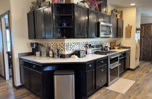 Fenn House | 4BR Ranch Retreat w/Hot Tub & Senic Valley Views + Mini House Add-On