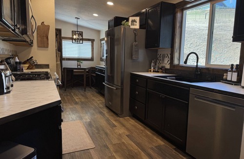 Fenn House | 4BR Ranch Retreat w/Hot Tub & Senic Valley Views + Mini House Add-On
