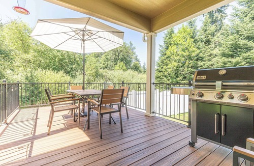 Pleasant Valley House | 4BR Retreat on Private Acre in Salmon Creek