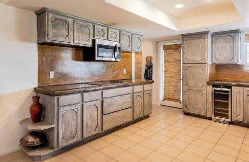 Indian Cove House | 5 Acre Retreat Pool & eBikes-walk to JTPark