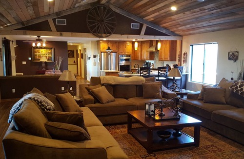 Springerville House | 5 bedroom, 2.5 bath, w/pool table