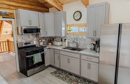 Steam Engine Meadows House | 5+ Bedroom, 4 Bath, 2 Full Kitchens w/Gameroom & 8 person Hot Tub