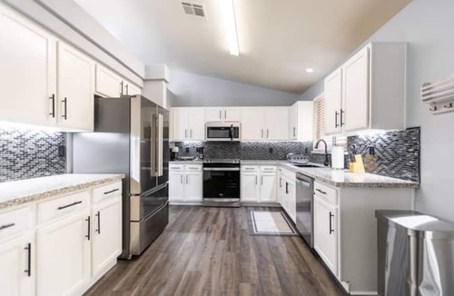 Greenacres House | 5 Bedroom House in Beautiful NW Bakersfield