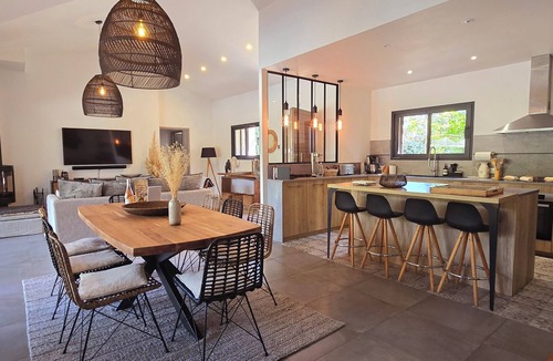 San-Gavino-di-Carbini Villa | 5 bedrooms, heated swimming pool, sports hall, pétanque and badminton courts.