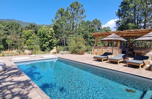 San-Gavino-di-Carbini Villa | 5 bedrooms, heated swimming pool, sports hall, pétanque and badminton courts.
