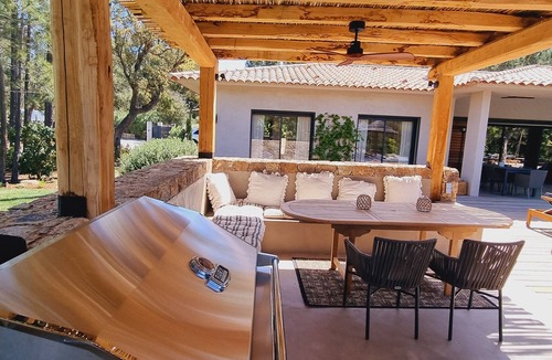 San-Gavino-di-Carbini Villa | 5 bedrooms, heated swimming pool, sports hall, pétanque and badminton courts.