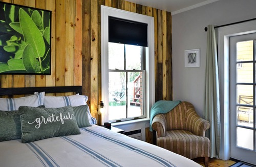 Snowflake Hotel | #5 Charming Room in Historic House, Sage Suite