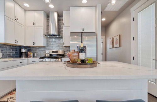 Boise Bench House | 5 min to BSU + 8 min to Downtown | Brand New Build! Happy Decor! Quiet Patio w/Seating & BBQ