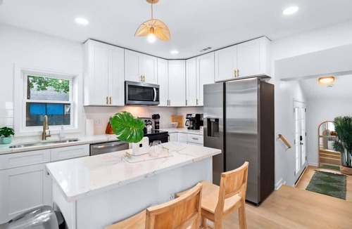 Sandusky House | 5 Min to Cedar Point Hot Tub Retreat