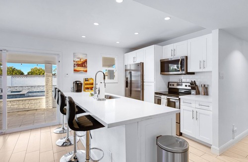 Village Grove House | 5 min to Old Town + Pool & Hot Tub