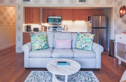 West Beach Village House | 5 Minute Walk to Beach! Screened Porch w/Forest Views, Wonderful Natural Light & Comfy Seating