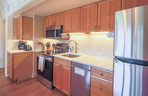West Beach Village House | 5 Minute Walk to Beach! Screened Porch w/Forest Views, Wonderful Natural Light & Comfy Seating