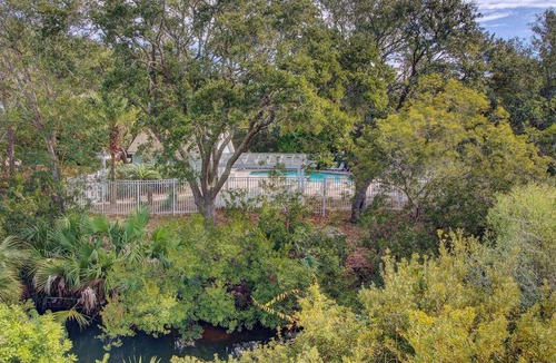 Pelican Bay House | 54 Pelican Bay by AvantStay | Steps from Beach + Community Pool