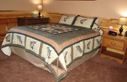 Viola Apartment | 550 sq. ft. private suite on the upper floor of an amazing modern log home.